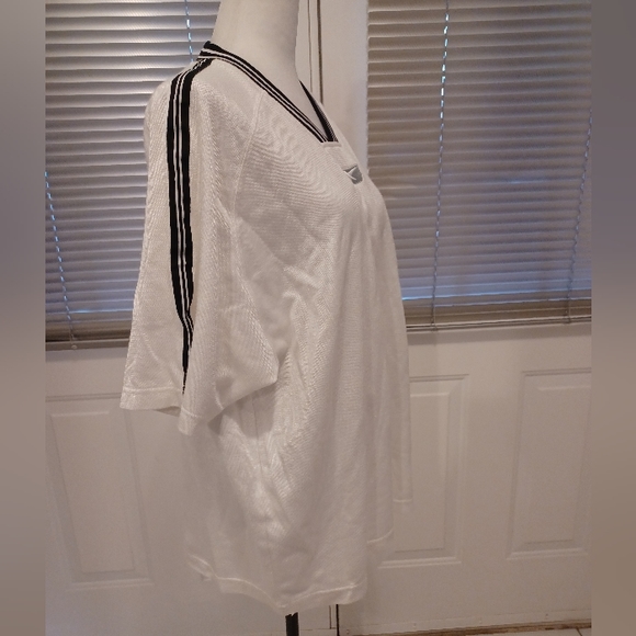 4/$40 Thick White Reebok Tee - Size Large - Picture 5 of 9
